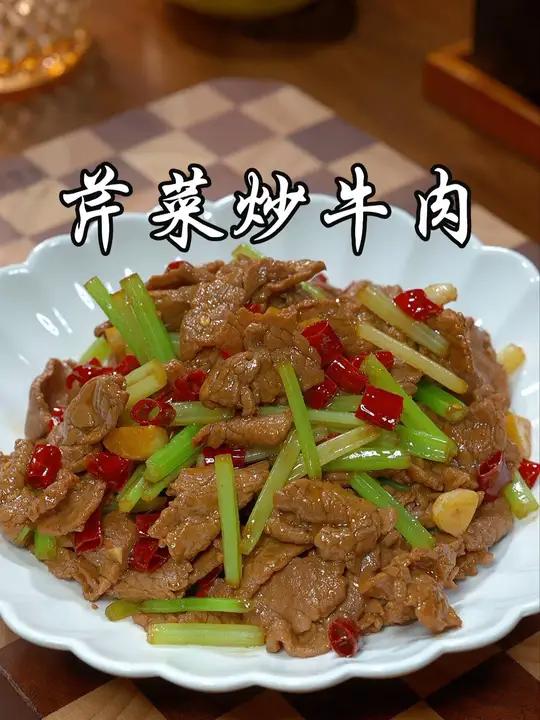 以后想吃小炒牛肉,自己在家做,做法简单,香辣入味,牛肉滑嫩,特别好吃下饭