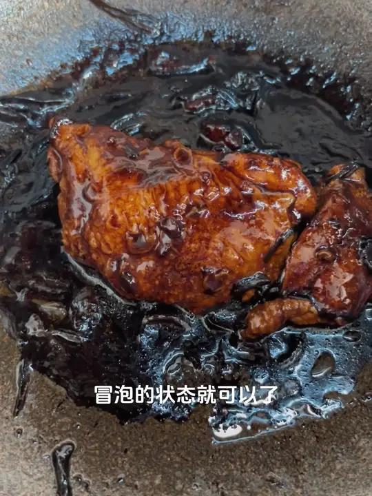 少油版葱烧鸡腿做法,葱油酱在上上个视频里有讲解,下方合集也有葱烧大排的做法