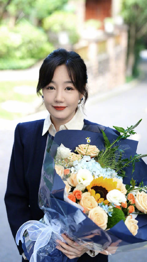 发布文案:人鱼杀青 韩梅去追求属于自己的生活了,杀青快乐,期待在电视剧人鱼 的见面!