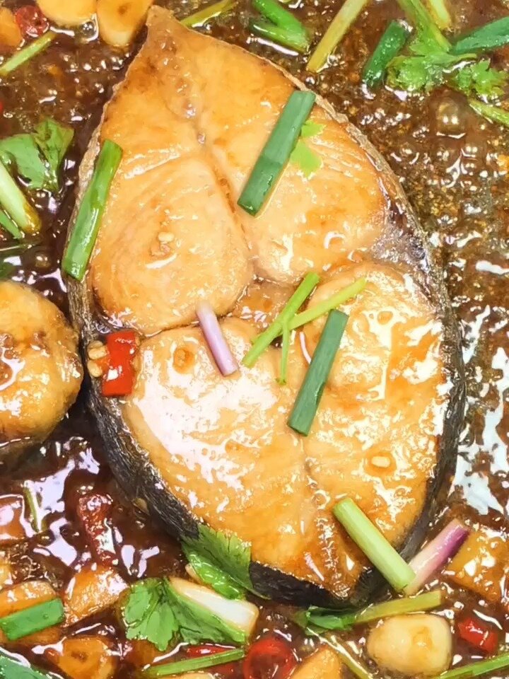 马鲛鱼是常见的一种海鱼体型较大肉质也是比较有肉感嫩中带点韧劲