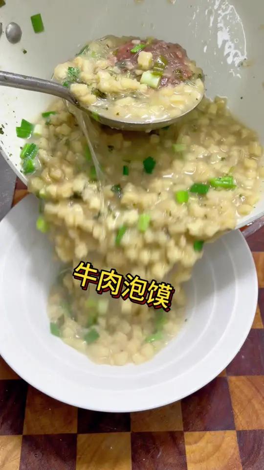 今天给大家推荐一款,陕西特色美食,牛羊肉泡馍,馍粒筋道,汤香肉烂 不可错过的陕西美食