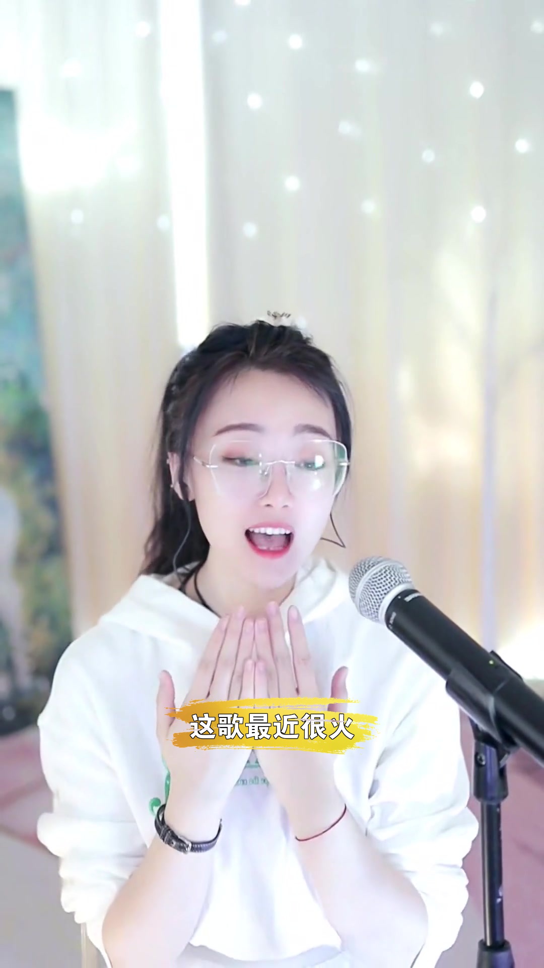 608小鱼 点击头像一起唱歌