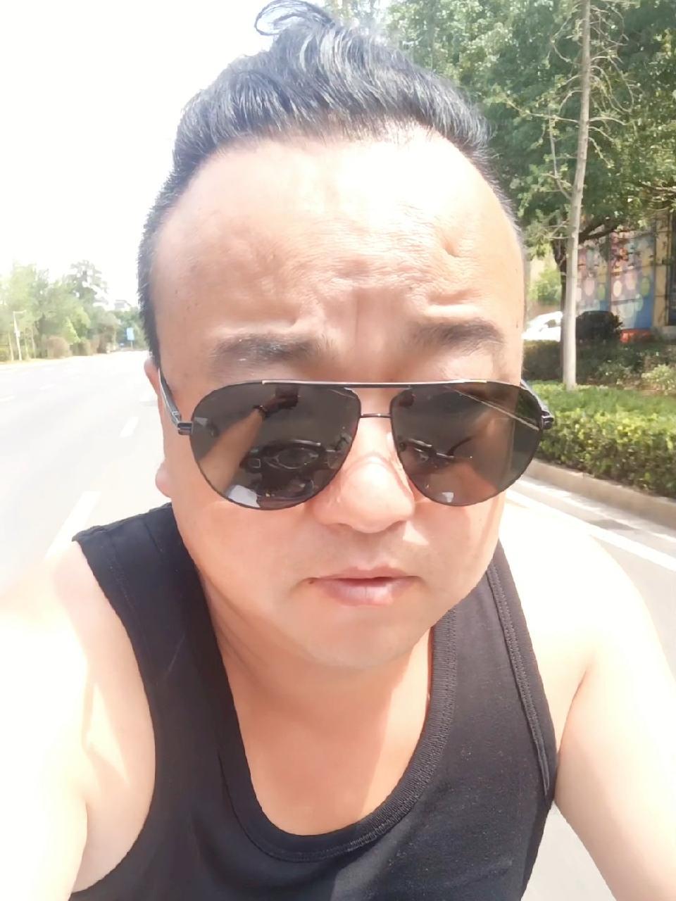 儿童节快乐,比我小时候幸福快乐多了去了 阳光小男孩 陪你长大陪你看世界 墨镜一戴谁也不爱 