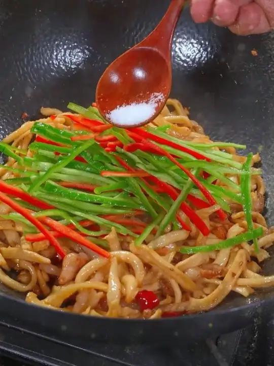 分享食堂新菜品《素肉丝炒豆芽》的做法,吃起来像肉一样的口感,美味好吃还不贵。青椒肉丝家常做