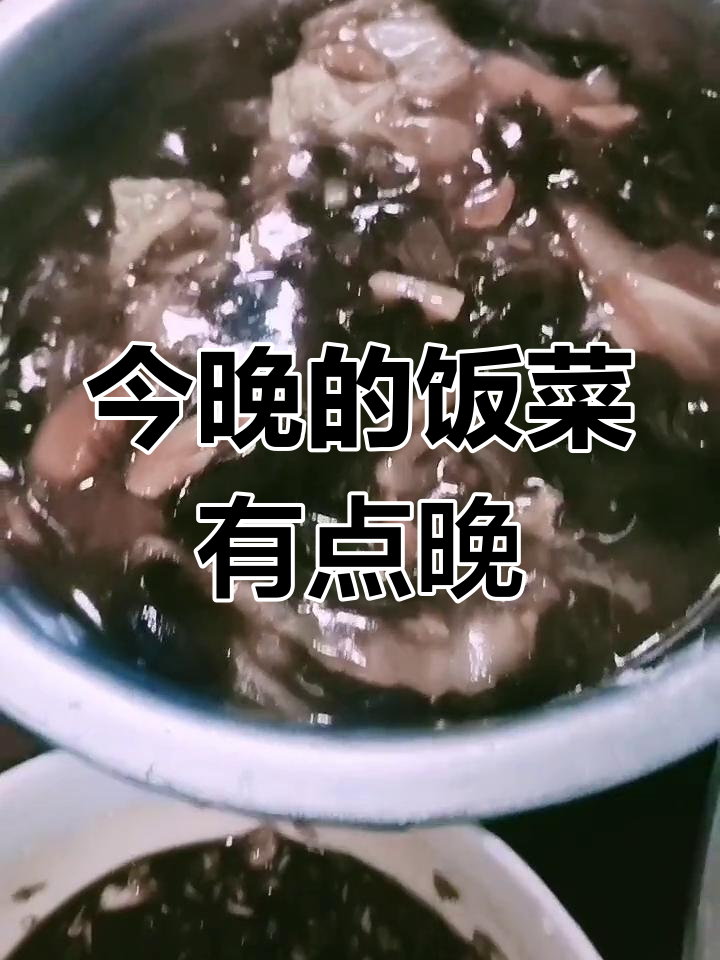 疫情期间晚餐,白菜木耳炒出黑色,笨猪菜也来了