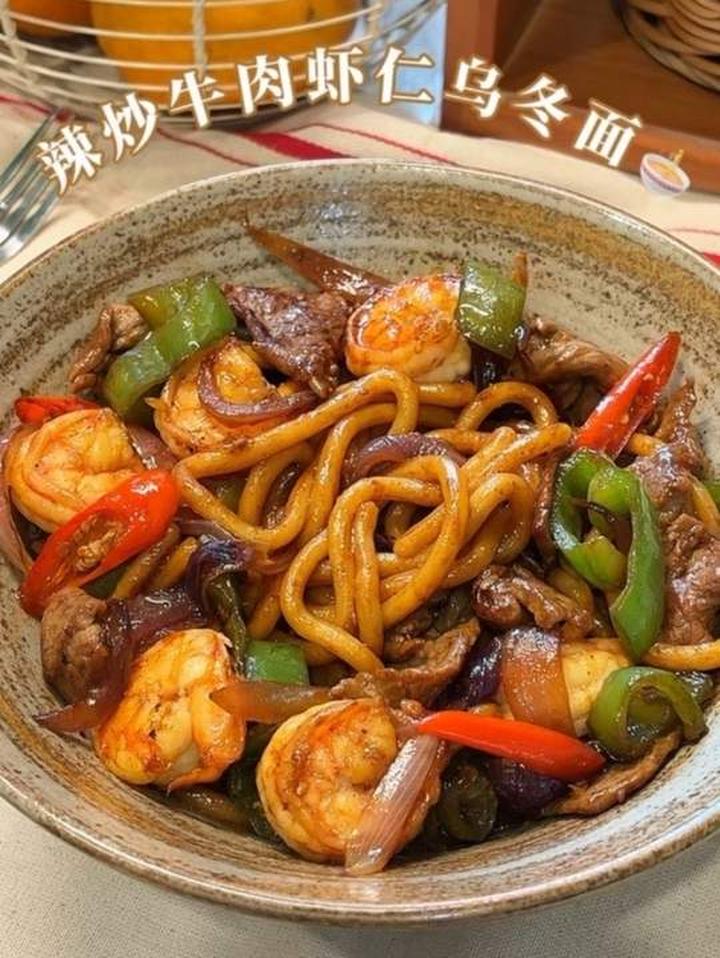 香迷糊啦，辣炒牛肉虾仁乌冬面，酱汁浓郁太好吃啦