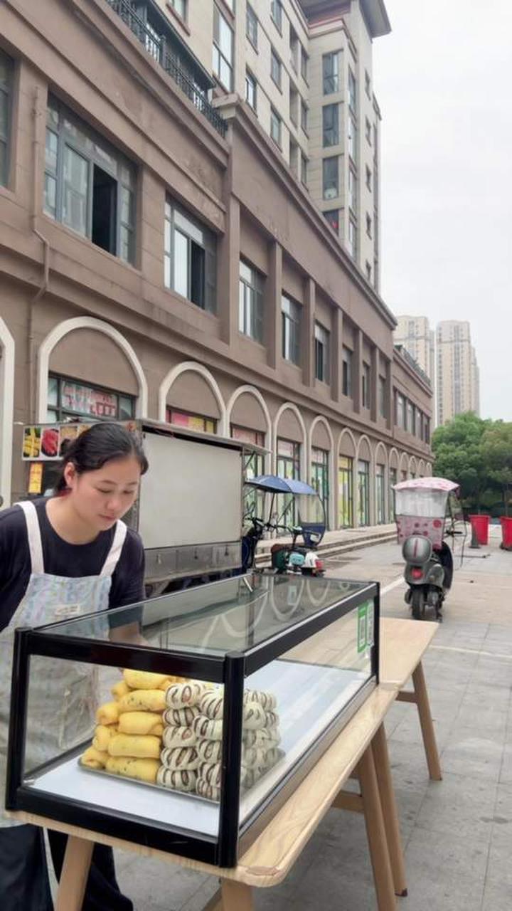 街边摆摊卖的暄软包子馒头，看着就特别香