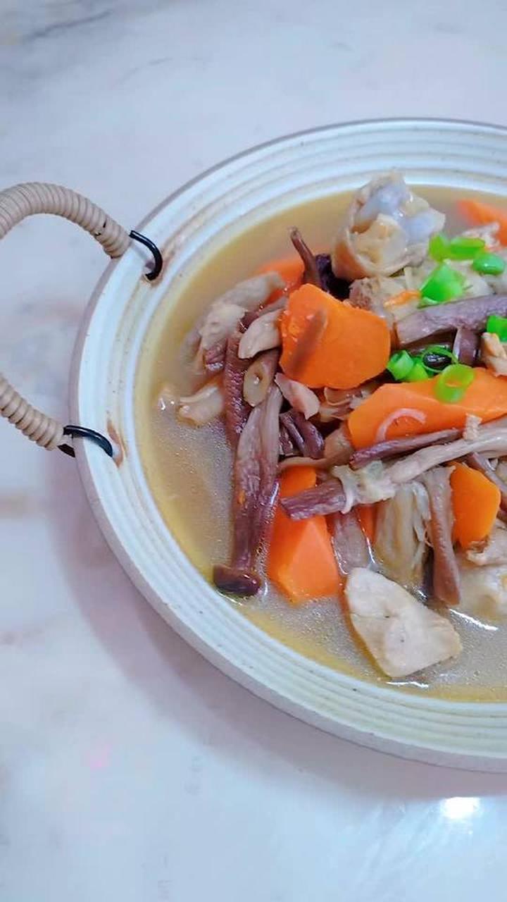 鹿茸菇炖鸡与黄盒子鱼烧年糕美食做法