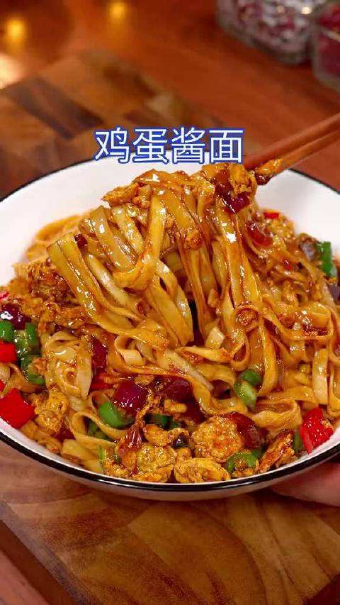 以后面条买回家不要再煮着吃了,你就像我这样做个鸡蛋酱面。做法简单特别好吃 有一种美好叫辽宁