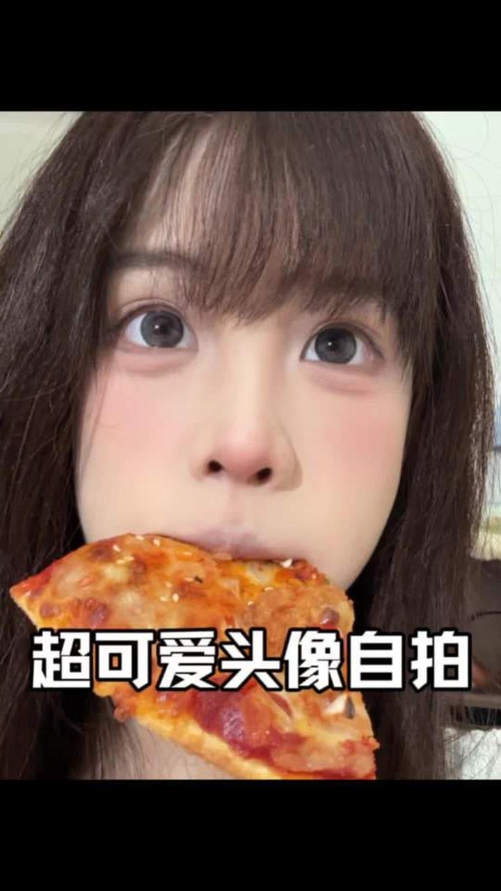 吃披萨时拍可爱自拍，姐妹们都试试