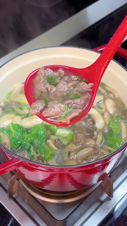鲜掉下巴的口蘑牛肉汤,牛肉滑嫩,超级无敌好喝