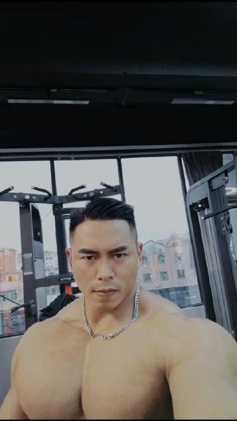 肌肉猛男是用了特效还是肌肉太大显得脸好小