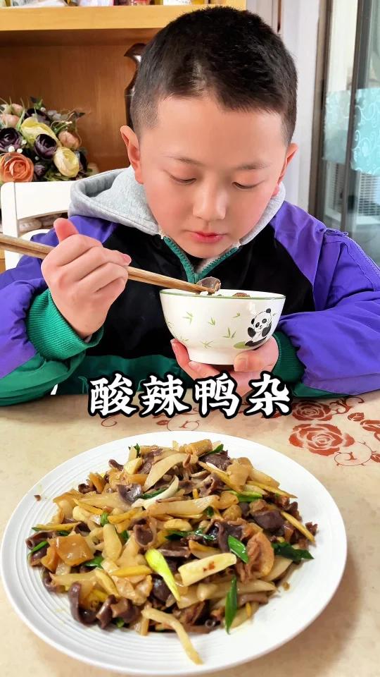 今天我老公炒的酸辣鸭杂真的是太香了,酸辣脆爽,非常好吃