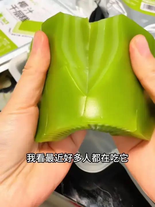 一口下去,冰冰凉凉,清清爽爽,好绝椰汁千层糕椰汁斑斓糕夏天该有的样子夏天的味道☆