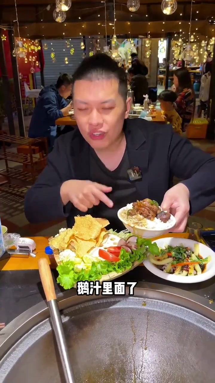 昆明龟背立交下吃火焰醉鹅