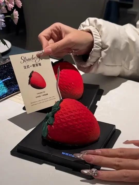 冬天的仪式感!吃上一颗大草莓蛋糕,太甜了!#甜品抖音美食推荐官草莓慕斯蛋糕好吃的蛋糕草莓