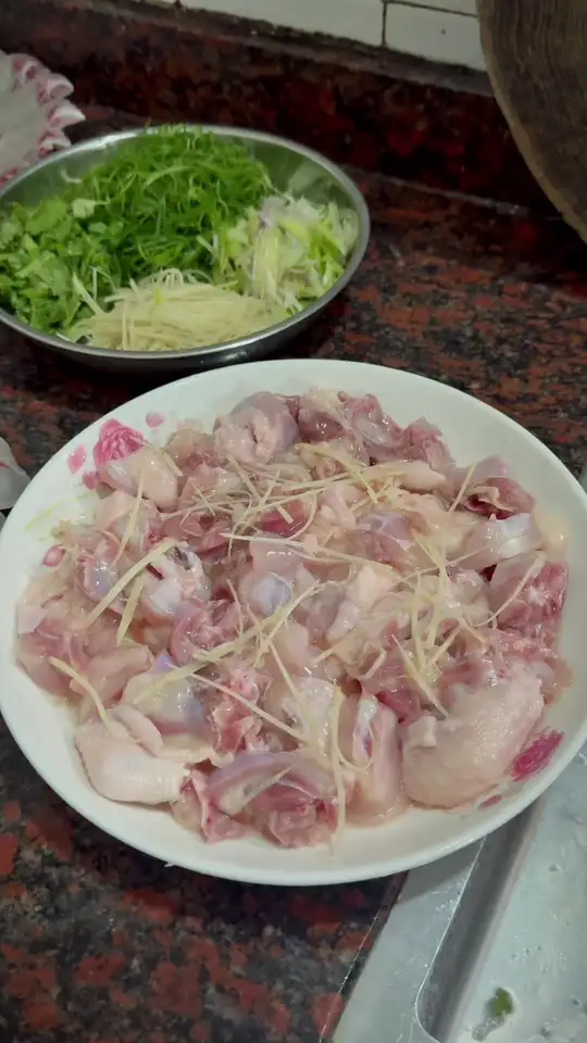 清水打边炉、姜葱丝、花生油、简单的蘸料，鲩鱼片，本地水牛肉，本地走地鸡，最简单嘅食材最新鲜