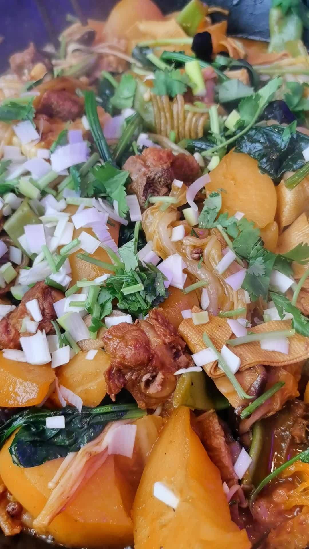 上热门话题 美食 山河屯铁锅炖 太实惠了,价格也不贵,吃不完!