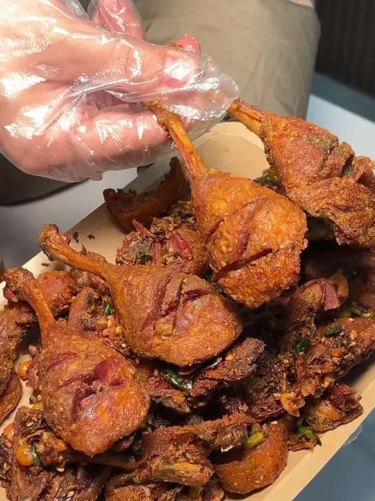 京烤鸭香到跺jio!脆皮咔嚓响,嫩肉爆汁感,卷着面皮一口闷,快乐直接飙到顶!鸭架熬汤鲜到上
