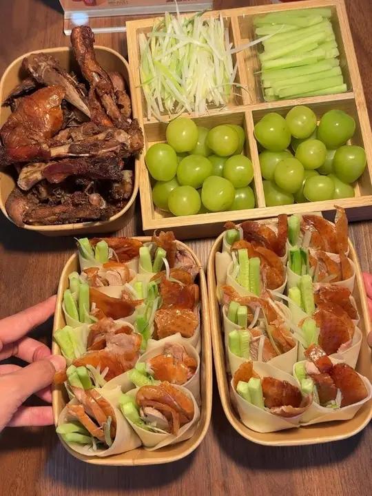 京烤鸭香到跺jio!脆皮咔嚓响,嫩肉爆汁感,卷着面皮一口闷,快乐直接飙到顶!鸭架熬汤鲜到上