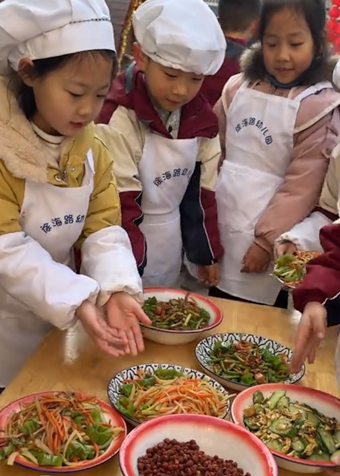 幼儿园发孩子炒菜视频走红,反对被戏称“辛者库”:不喜欢这个贬义词,孩子是纯真的