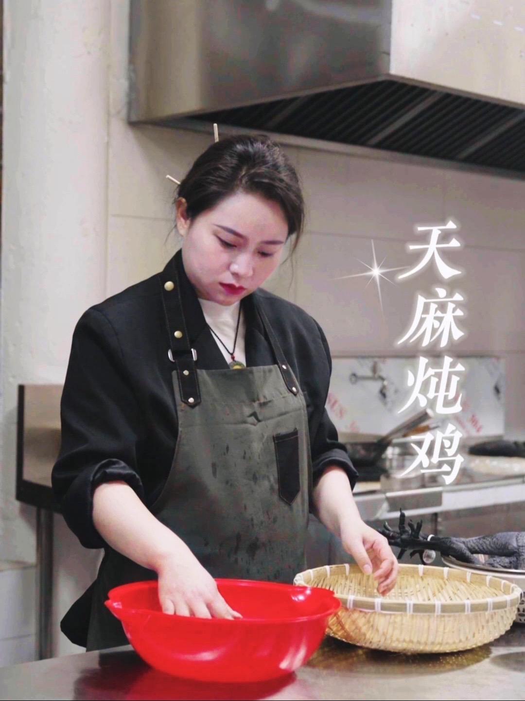 乡行记厨师姐姐教大家做天麻炖鸡 抖音美食推荐官 治愈美食 天麻 天麻炖鸡做法