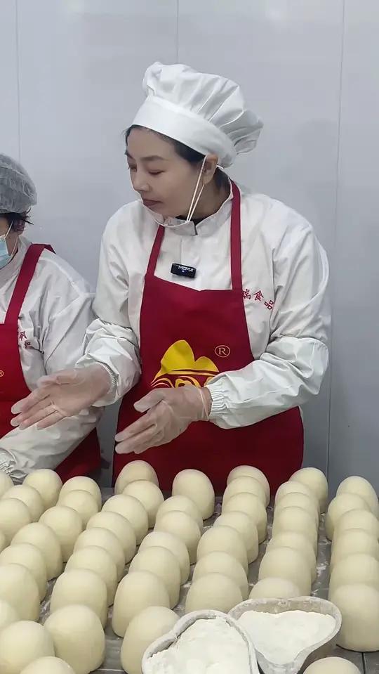 大铁锅蒸，木柴烧的大馒头#面食 #王哥庄大馒头 #非遗