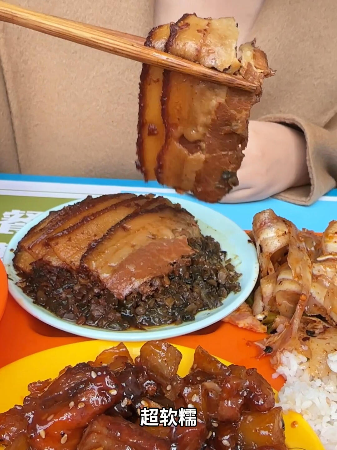 这次来大学食堂里吃盒饭啦