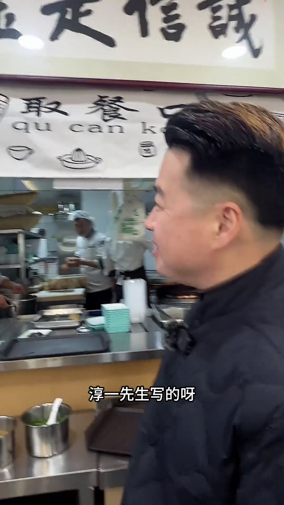 门钉肉饼就爱北京这一口儿热热呼呼的美食！门钉肉饼味道美，砂锅桌桌都来点。豆汁儿炒饼牛肉面。