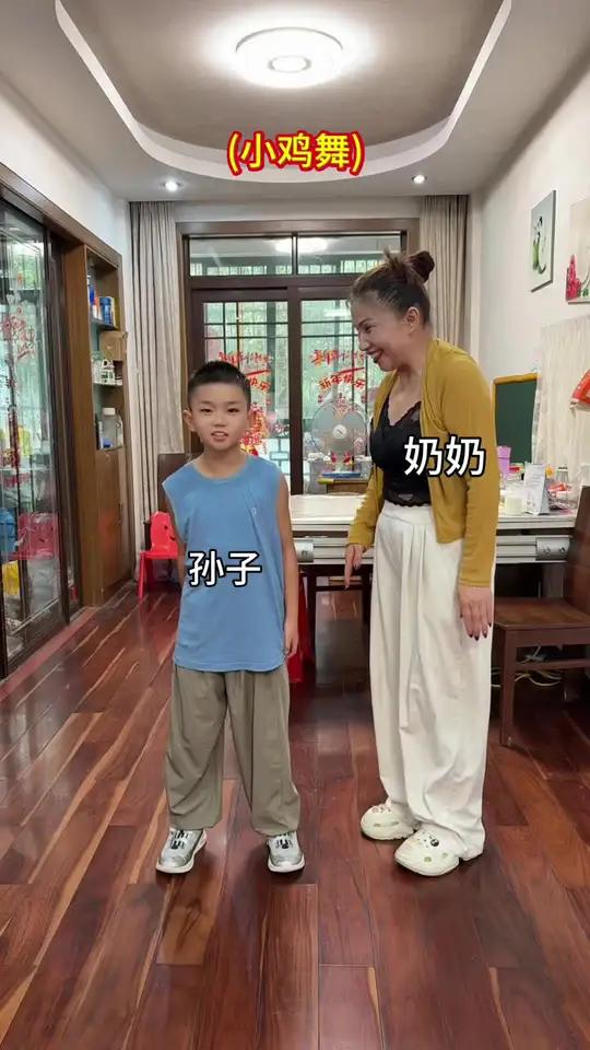 大家喜欢的小鸡舞再次点燃激情,快乐传递中! 奶奶带孙子跳舞小鸡舞也太上头了