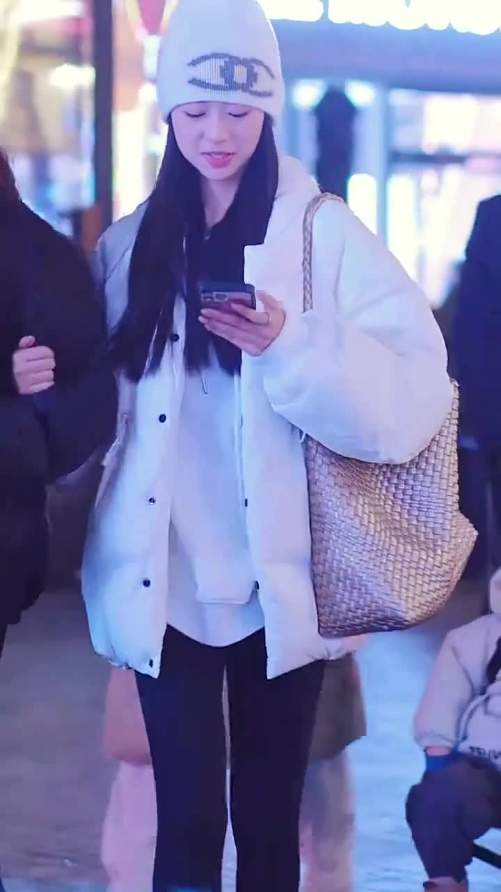 清纯甜美小姐姐也爱炮姐穿搭,裤子还是大鹅露露联名款呢