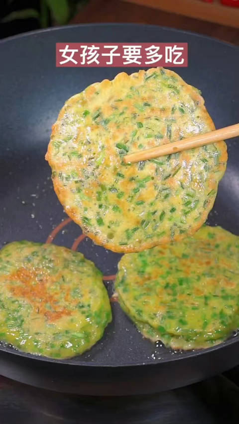 真没想到 往韭菜倒入两勺煎饼粉 做出的美食这么好吃 尤其加了鸡蛋 “早餐饼 ” 美食真香现