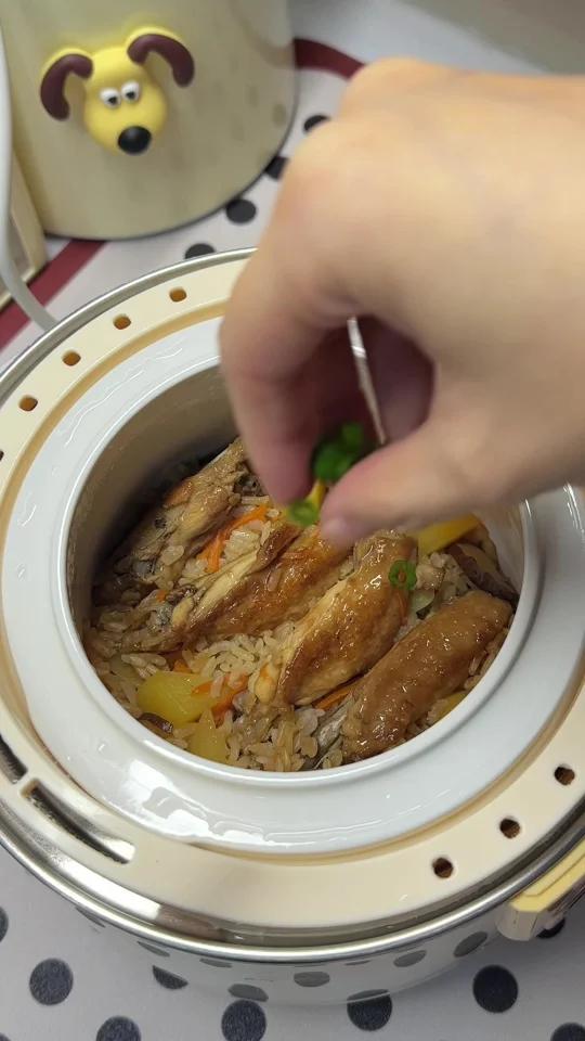 幼儿园小朋友的晚餐|鸡翅焖饭、花甲丝瓜汤