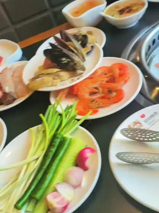 烤肉店内各类食材丰富展示烤制过程