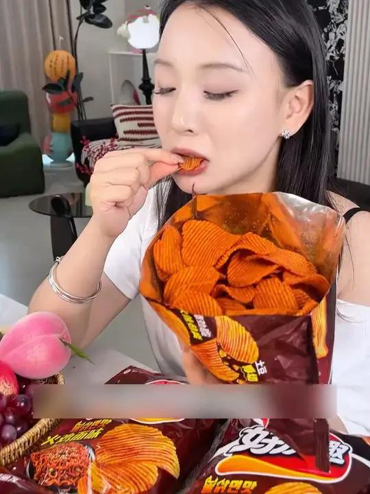 好丽友 家的 火鸡面 味 薯片 真的巨香巨好吃！火鸡面粉料裹着薯片，一口下去又香又辣又脆的