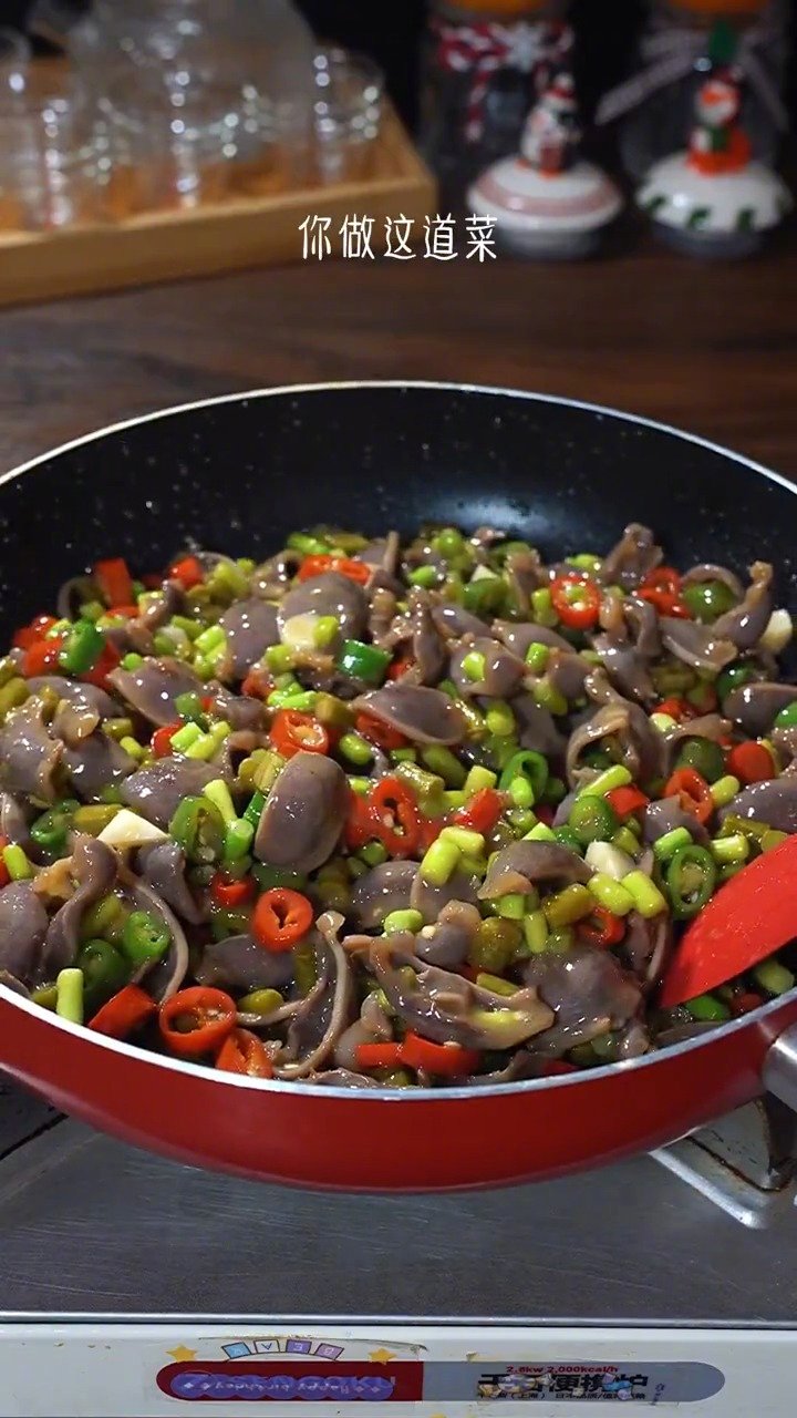 中午吃什么「小炒鸡胗」喜欢吃鸡胗的小伙伴千万别错过这道小炒鸡胗,做法简单,酸辣脆爽,下 酒