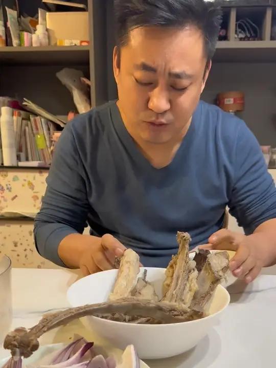 清炖羊肉吃法 最近忙甘肃老乡圈的事，公司一堆事落下来了。连着加班几天，没怎么吃肉。最近应酬