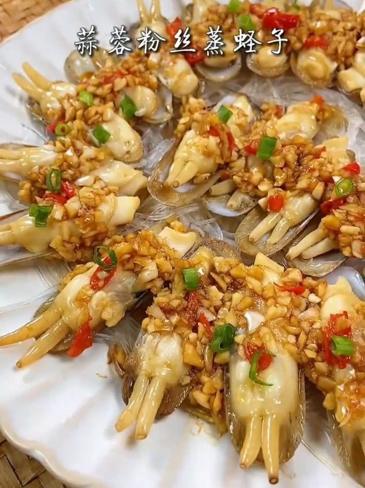 最近的蛏子特别肥,做道蒜蓉粉丝蒸蛏子