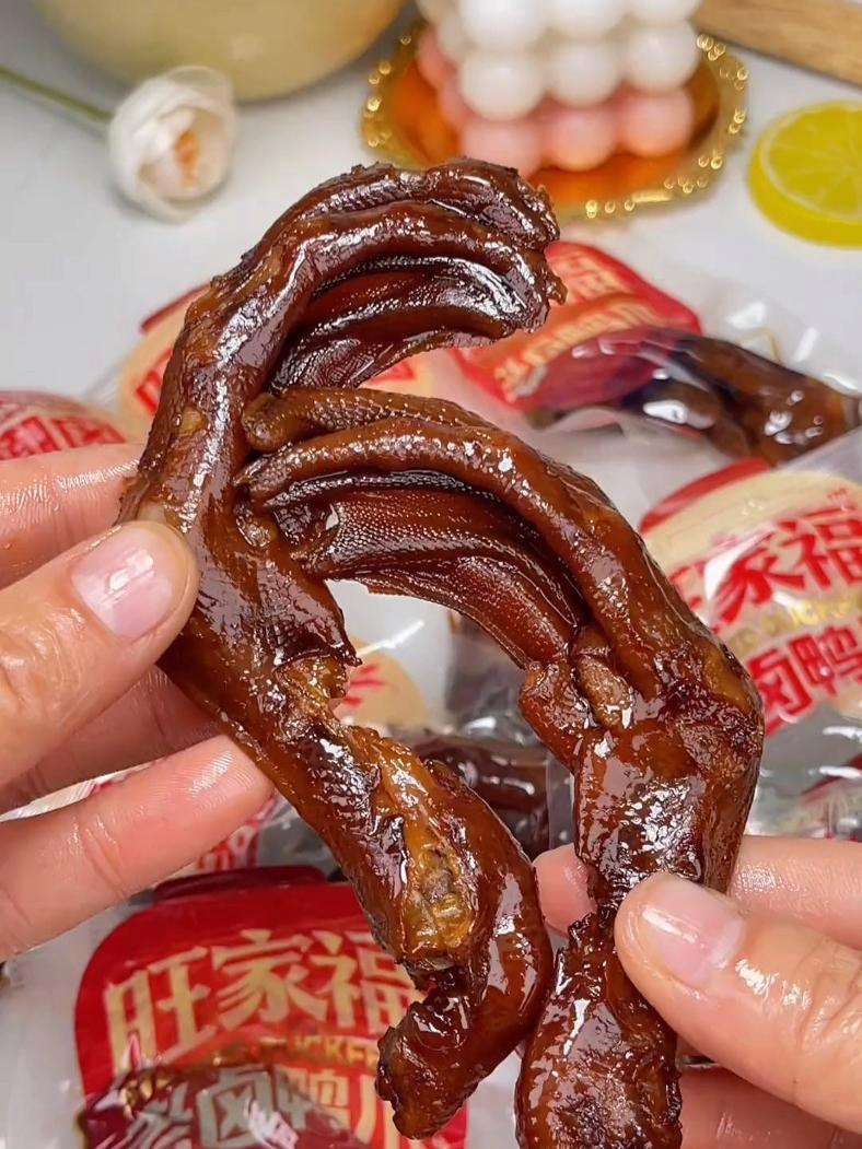 这款旺家福的卤鸭爪真的巨好吃,卤的很,连骨头都入味了,肉质紧致、q、弹,还有点甜,香味十足