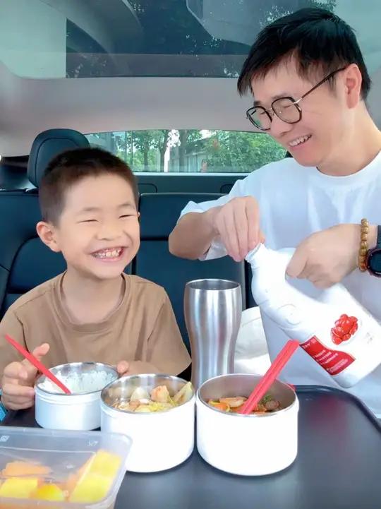 80后老父亲国庆独自带娃回家路上吃什么 国庆放假带孩子回农村老家,高速堵车路上吃什么,早上