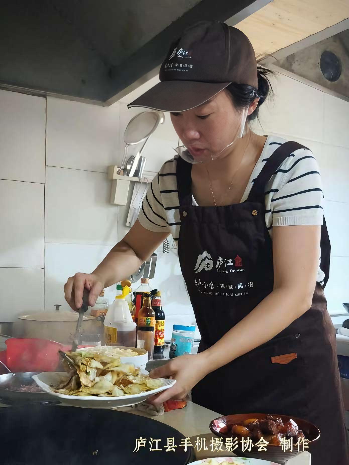 庐江县手机摄影协会会员秉持手作匠心,用心制作虎洞黄泥茶香鸡,助力山茶日记民宿塑造别具一格的