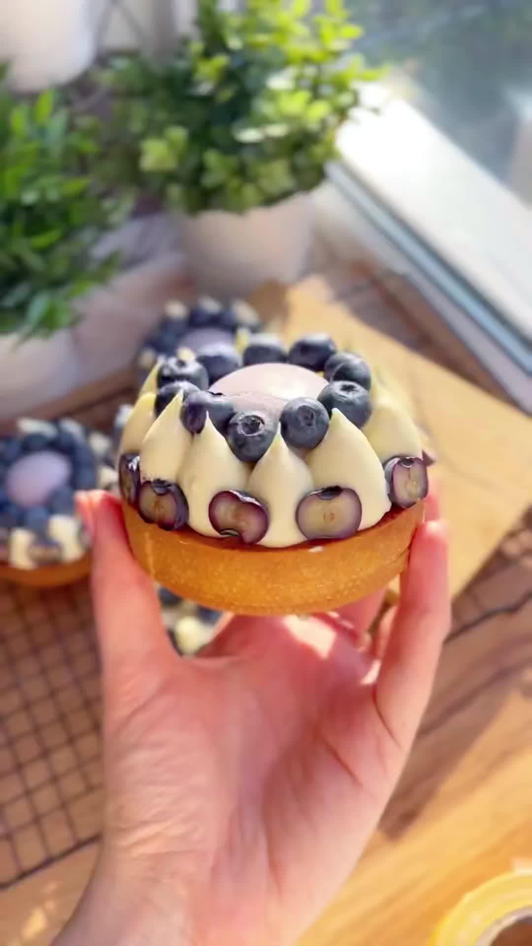 法式蓝莓塔颜值味蕾双享受 还有冰淇淋口感的卡仕达酱奶油 杏仁甜酥的塔皮 真的是颜值口感都在