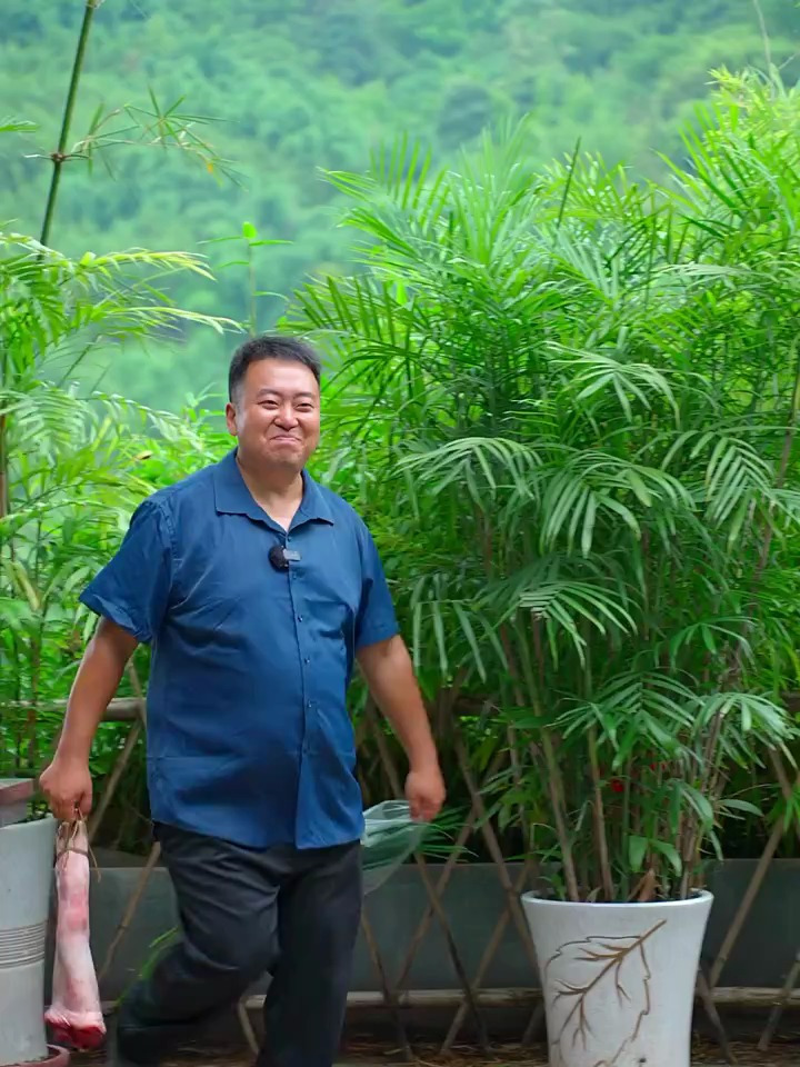 老表带来一只猪蹄,炊二锅做“酸菜蹄花”软烂脱骨 汤鲜味美