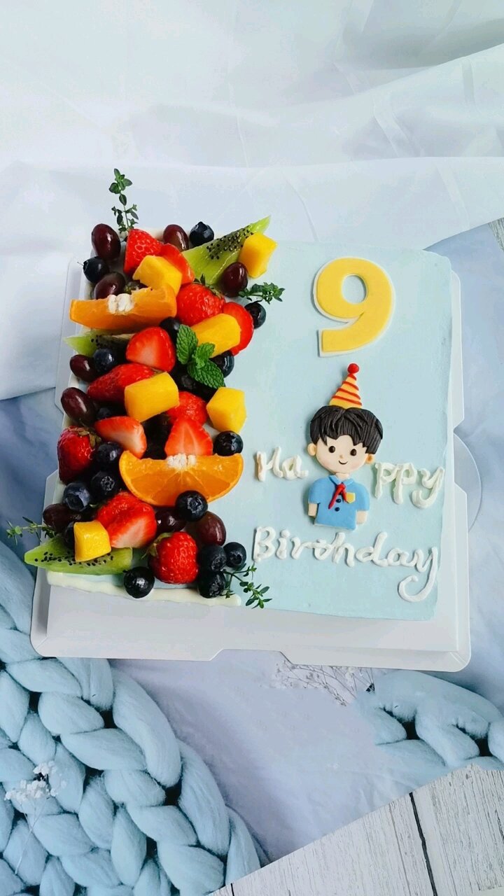 方形男孩水果+糖牌装饰生日蛋糕