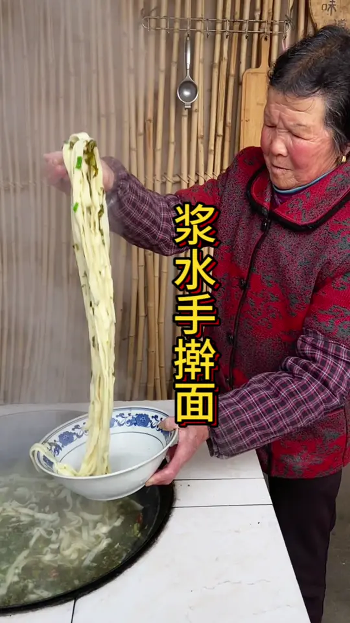 奶奶所有的牵挂和爱都浓缩在这一碗手擀面中