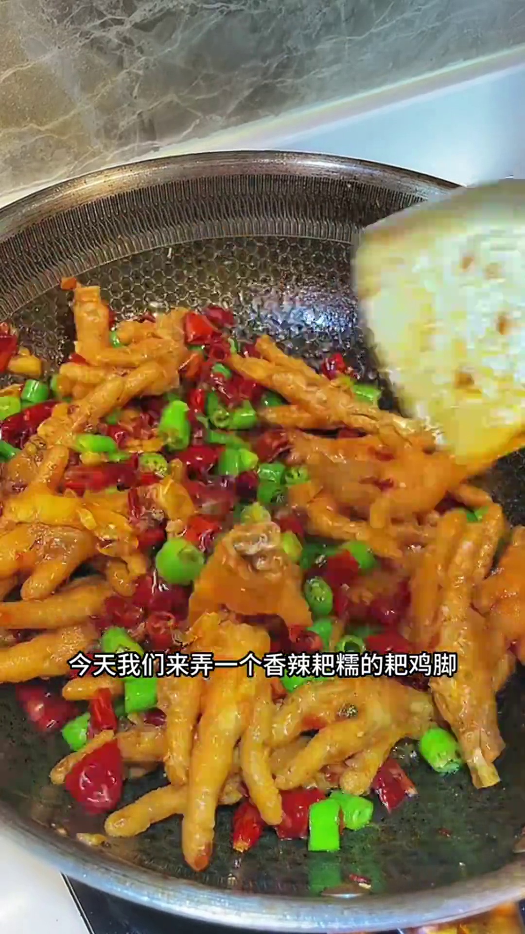 买了两斤鸡爪,做了一盘香辣耙鸡脚,软烂脱骨,全家都说好吃