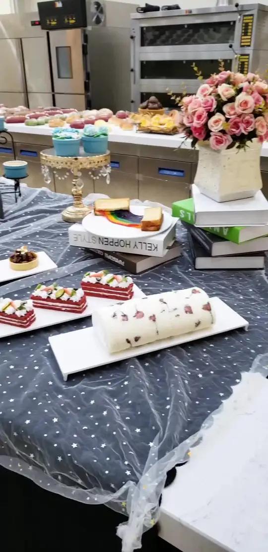 看西安欧米奇学员准备的甜品台 慕斯、裱花蛋糕、纸杯蛋糕、泡芙、马卡龙……每个单拎出来都能成