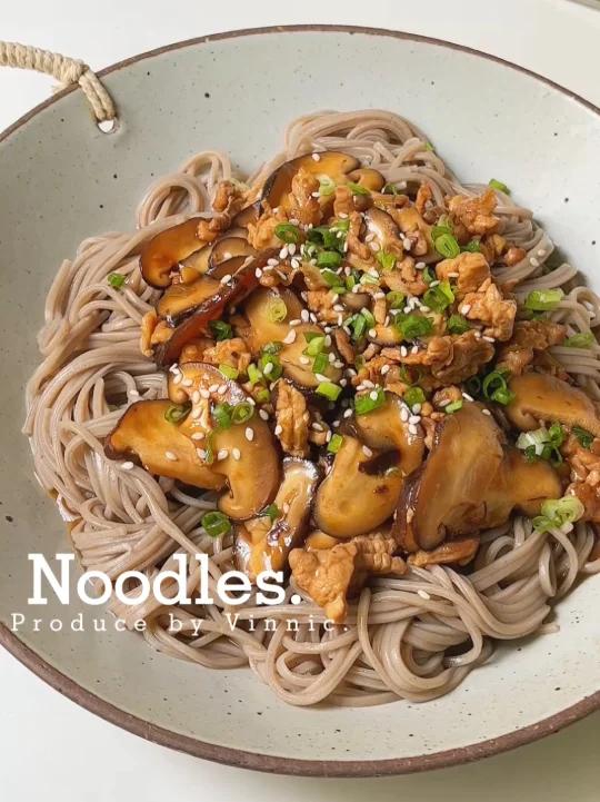 快手减脂餐香菇肉丝拌面低卡低脂巨好吃