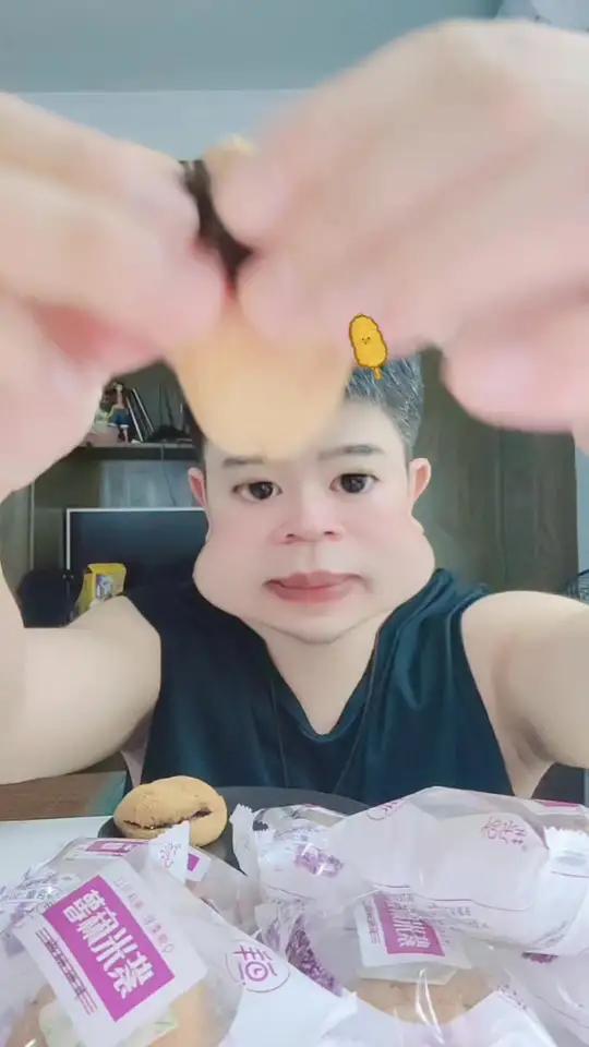 半夜馋了,怕胖别吃高热量的,吃点干净卫生又好吃的紫米麻薯面包