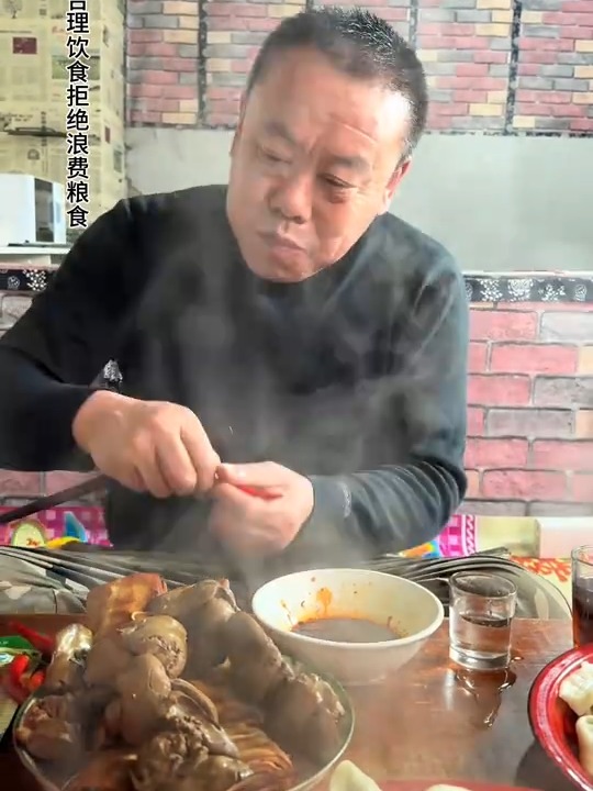 东北家庭版包饺子，饺子就酒，越喝越有